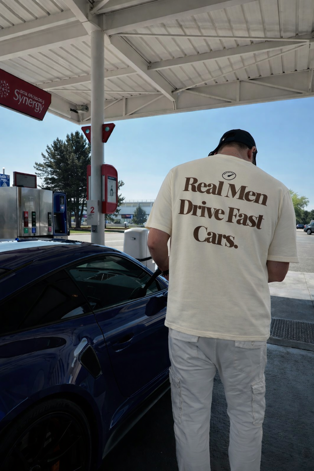 SCHNELLE AUTOS FAHREN